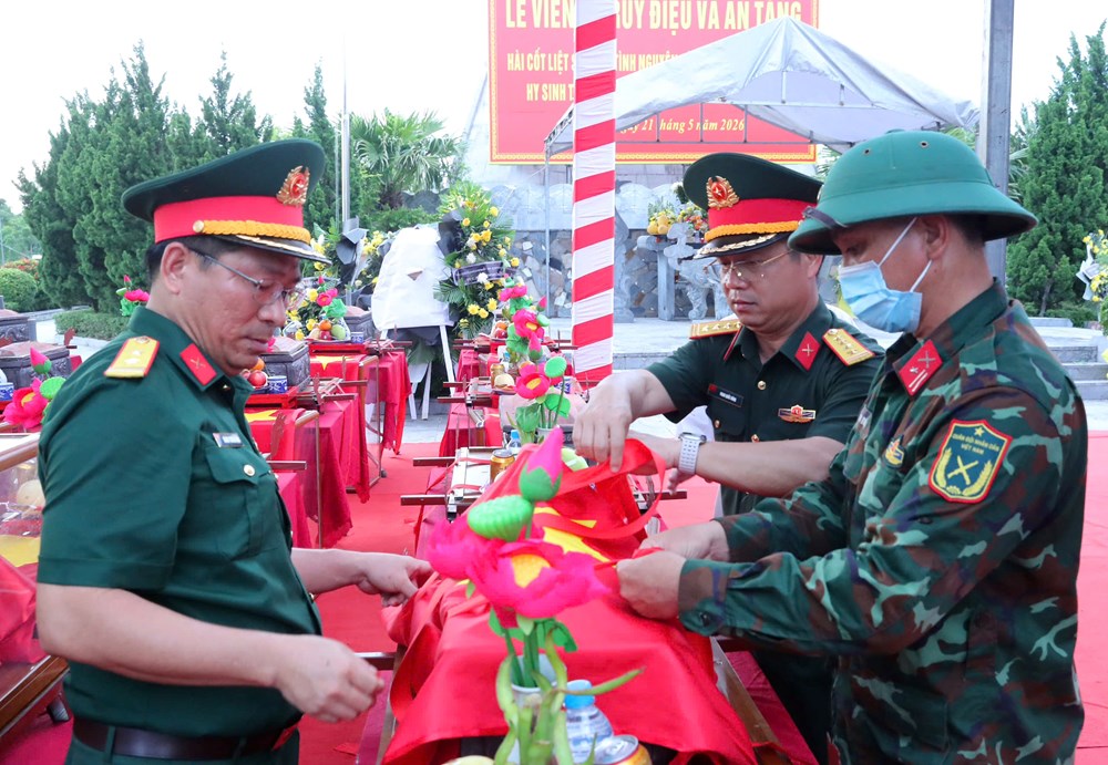 Nghệ An tổ chức lễ truy điệu và an táng hài cốt liệt sĩ hi sinh tại Lào - ảnh 11