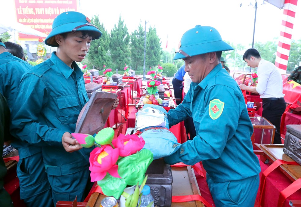 Nghệ An tổ chức lễ truy điệu và an táng hài cốt liệt sĩ hi sinh tại Lào - ảnh 10