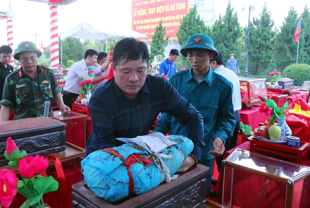 Nghệ An tổ chức lễ truy điệu và an táng hài cốt liệt sĩ hi sinh tại Lào - ảnh 9