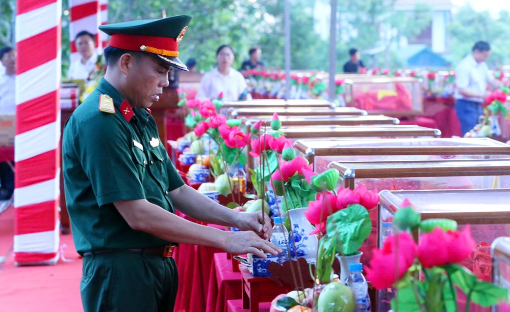Nghệ An tổ chức lễ truy điệu và an táng hài cốt liệt sĩ hi sinh tại Lào - ảnh 8