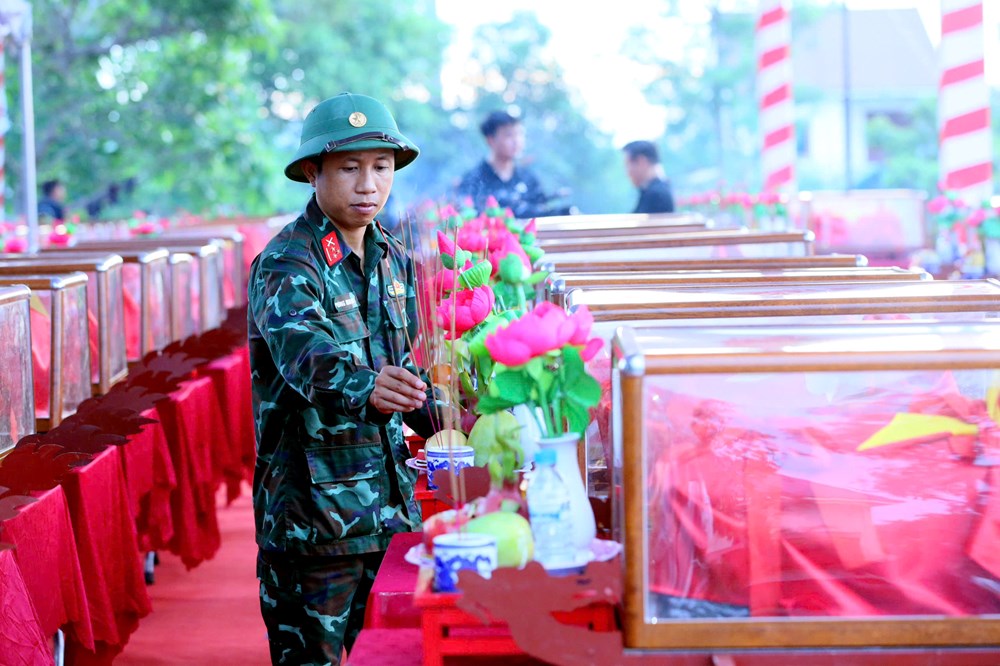 Nghệ An tổ chức lễ truy điệu và an táng hài cốt liệt sĩ hi sinh tại Lào - ảnh 7