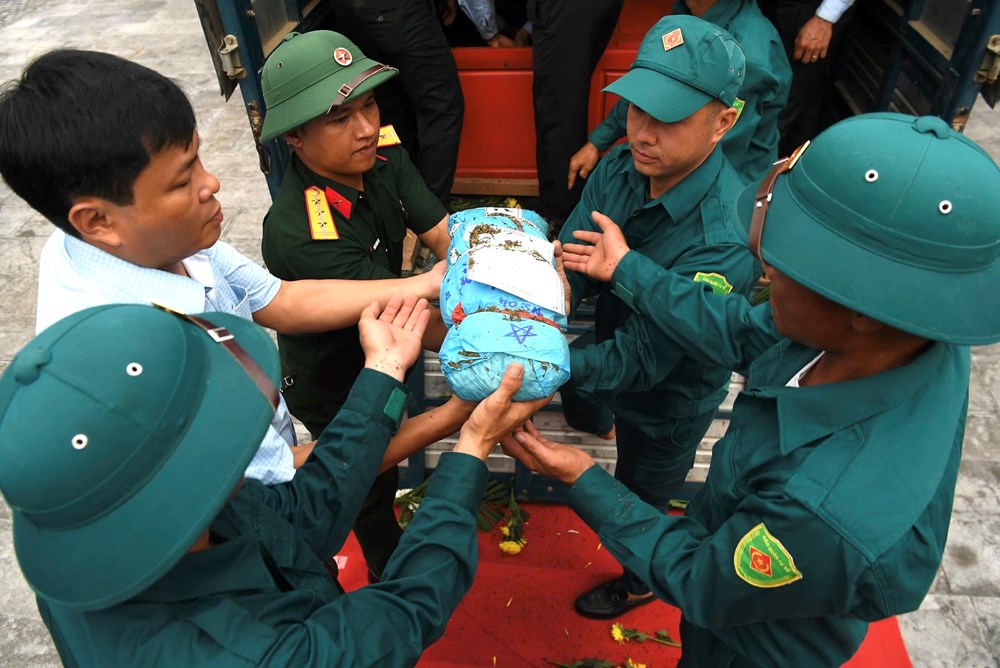 Nghệ An tổ chức lễ truy điệu và an táng hài cốt liệt sĩ hi sinh tại Lào - ảnh 6