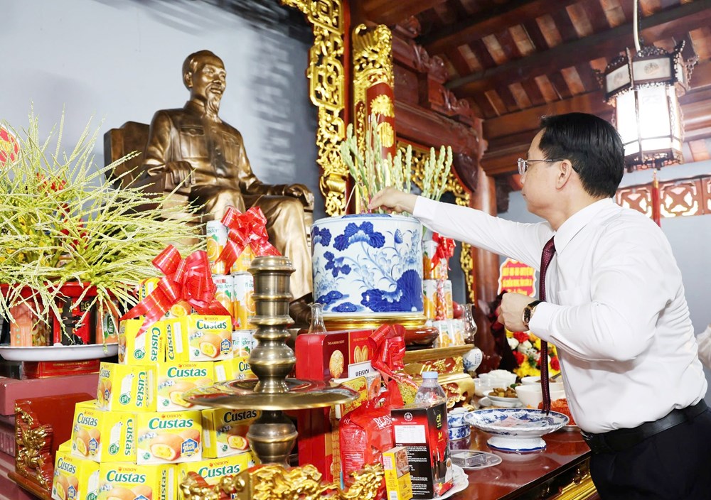 Dâng hoa, dâng hương kỉ niệm 136 năm Ngày sinh Chủ tịch Hồ Chí Minh - ảnh 2