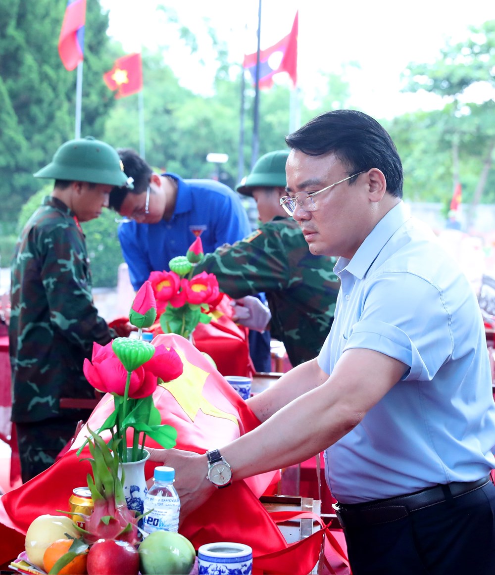 Nghệ An tổ chức lễ truy điệu và an táng hài cốt liệt sĩ hi sinh tại Lào - ảnh 2