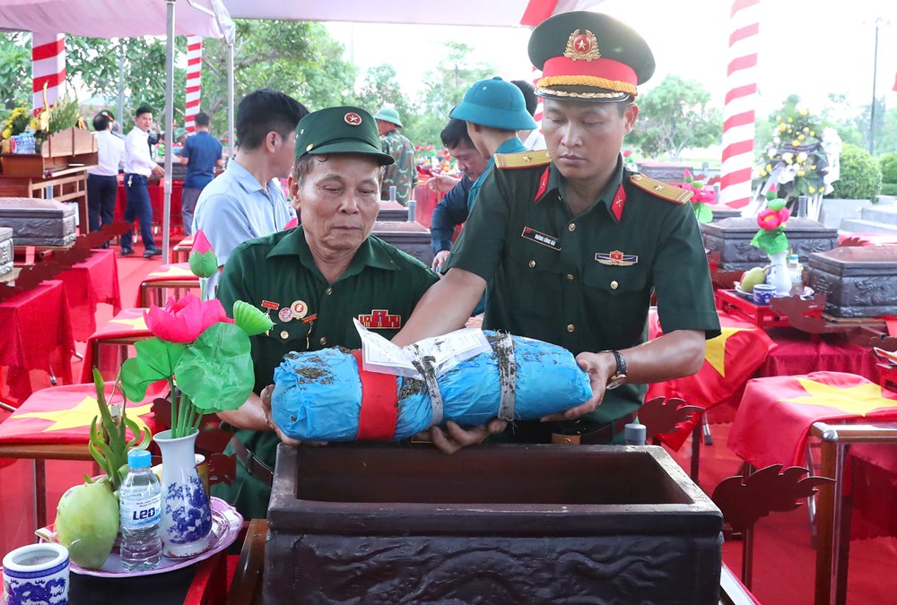 Nghệ An tổ chức lễ truy điệu và an táng hài cốt liệt sĩ hi sinh tại Lào - ảnh 3
