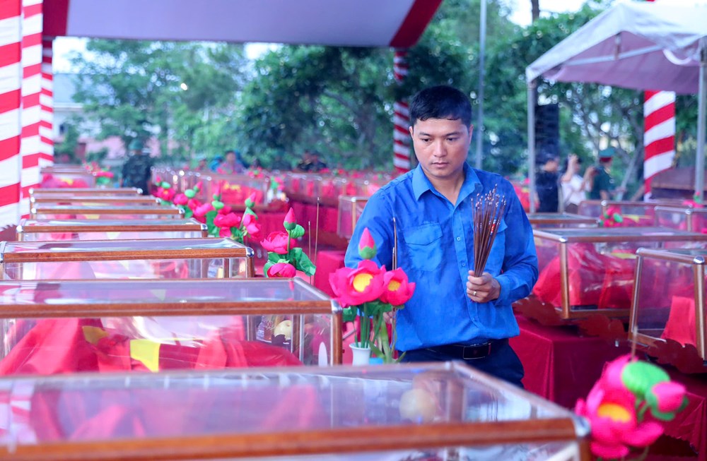 Nghệ An tổ chức lễ truy điệu và an táng hài cốt liệt sĩ hi sinh tại Lào - ảnh 22