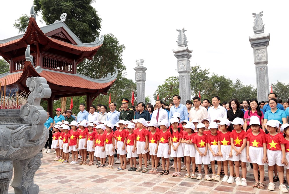 Dâng hương kỉ niệm 136 năm Ngày sinh Chủ tịch Hồ Chí Minh  - ảnh 1