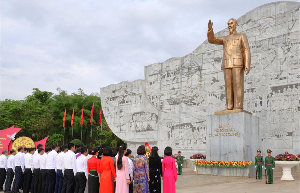 Dâng hoa, dâng hương kỉ niệm 136 năm Ngày sinh Chủ tịch Hồ Chí Minh - ảnh 1