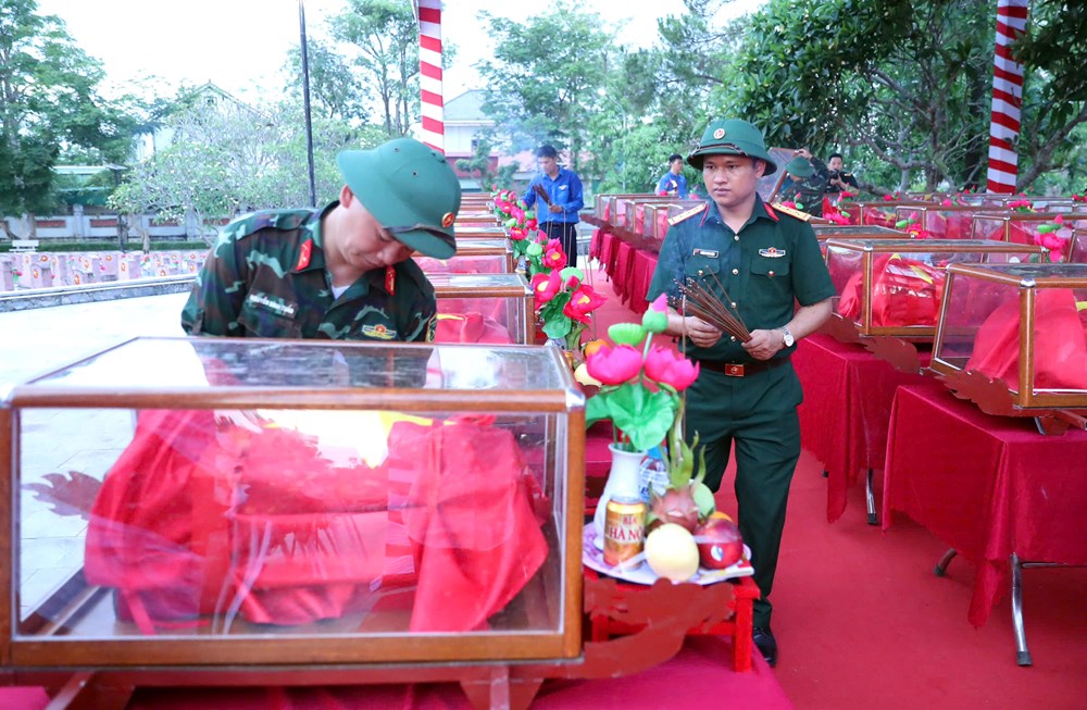 Nghệ An tổ chức lễ truy điệu và an táng hài cốt liệt sĩ hi sinh tại Lào - ảnh 21