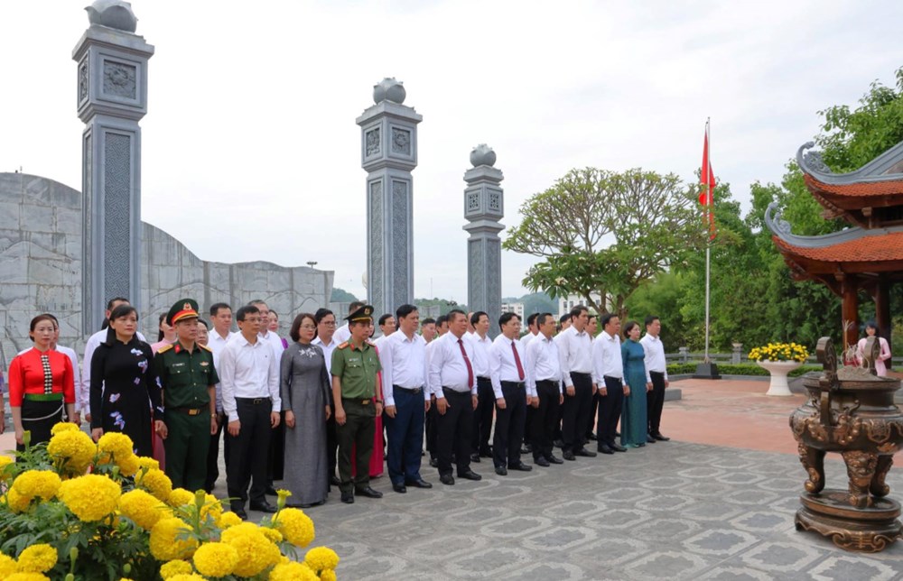 Dâng hoa, dâng hương kỉ niệm 136 năm Ngày sinh Chủ tịch Hồ Chí Minh - ảnh 3