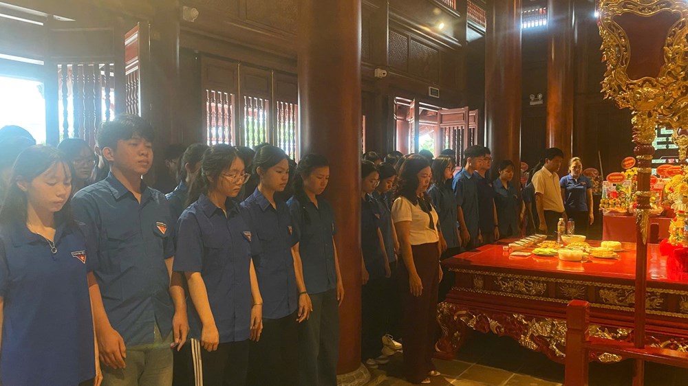 Dâng hương kỉ niệm 136 năm Ngày sinh Chủ tịch Hồ Chí Minh  - ảnh 4
