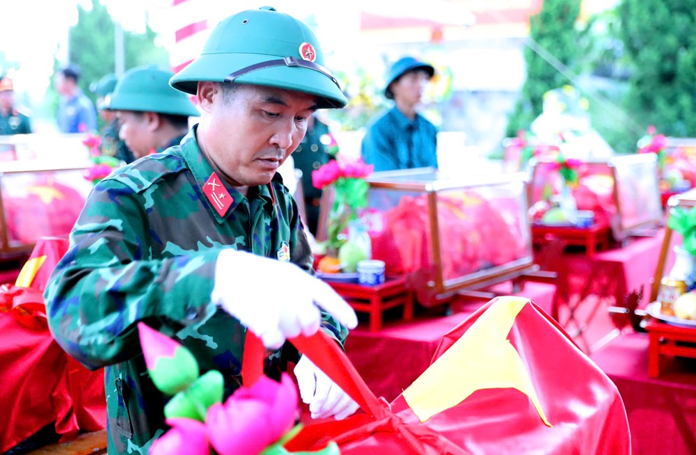 Nghệ An tổ chức lễ truy điệu và an táng hài cốt liệt sĩ hi sinh tại Lào - ảnh 16