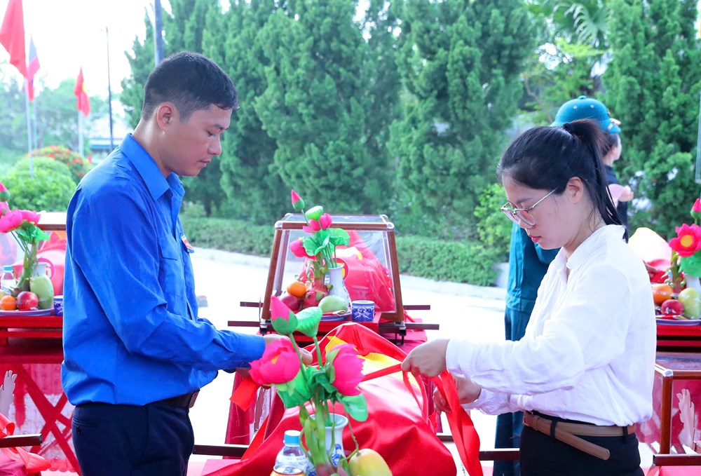 Nghệ An tổ chức lễ truy điệu và an táng hài cốt liệt sĩ hi sinh tại Lào - ảnh 15