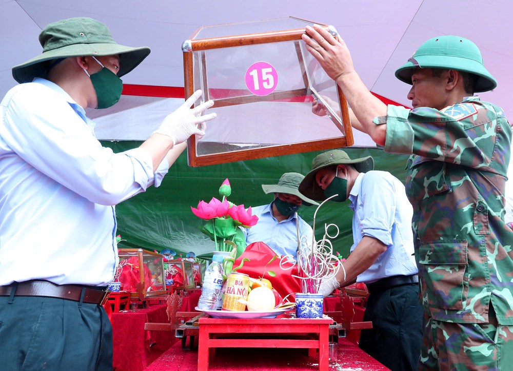Triển khai lấy mẫu đối với 80 hài cốt liệt sĩ hi sinh trên đất bạn Lào - ảnh 16