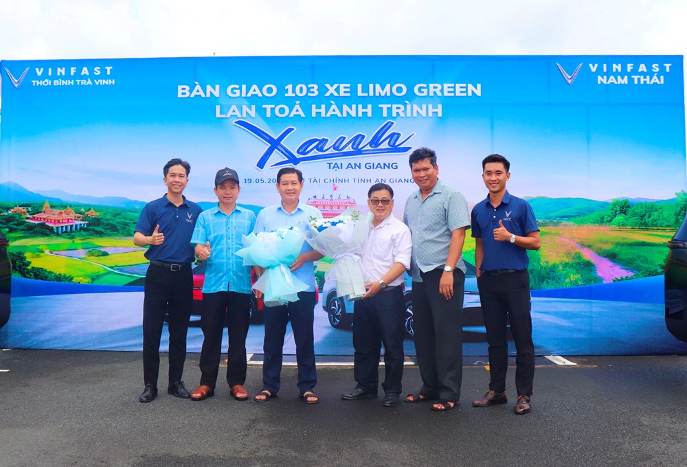 VinFast bàn giao 103 xe Limo Green làm xe công vụ cho tỉnh An Giang - ảnh 1