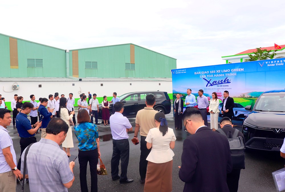 VinFast bàn giao 103 xe Limo Green làm xe công vụ cho tỉnh An Giang - ảnh 2