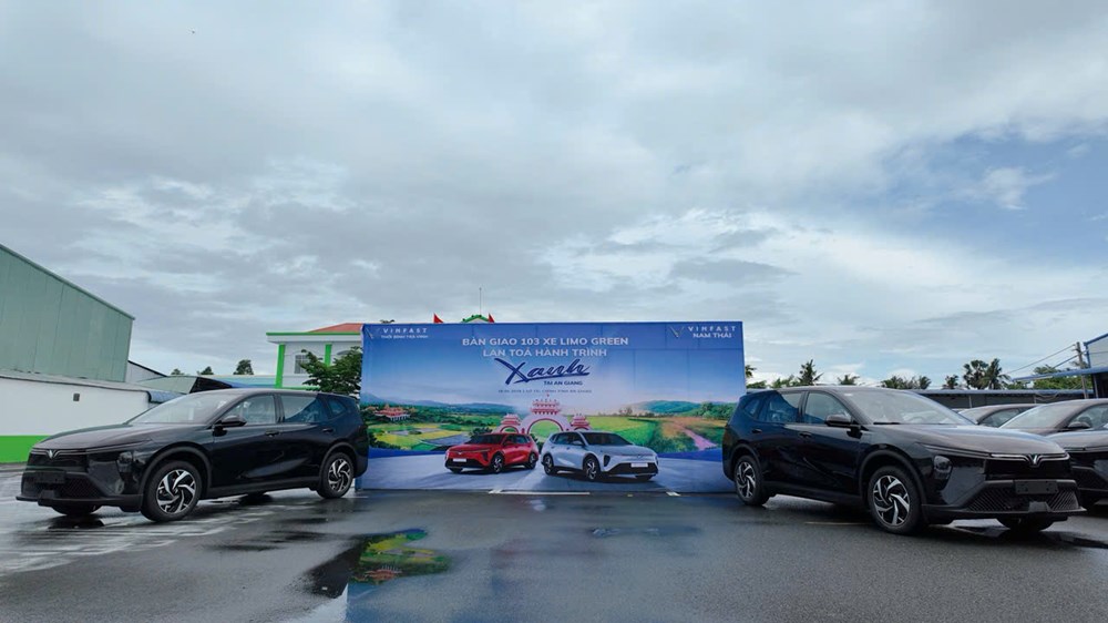 VinFast bàn giao 103 xe Limo Green làm xe công vụ cho tỉnh An Giang - ảnh 3