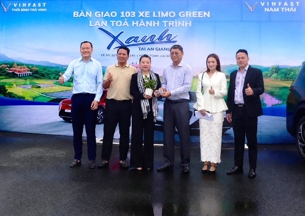 VinFast bàn giao 103 xe Limo Green làm xe công vụ cho tỉnh An Giang - ảnh 4