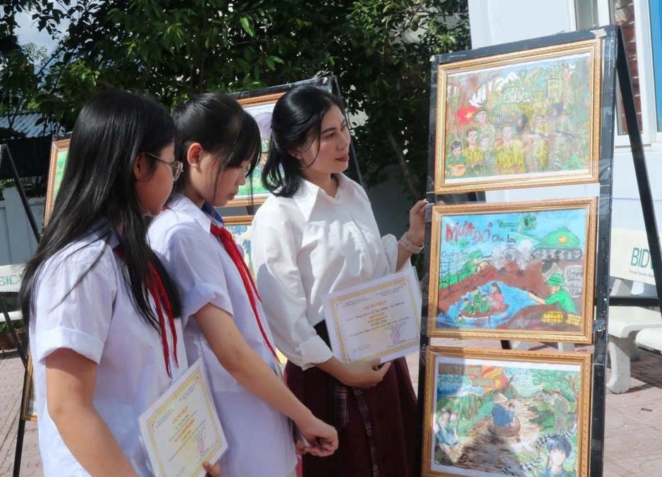 Lan tỏa tình yêu sách đến học sinh Lai Châu qua sắc màu hội họa - ảnh 2