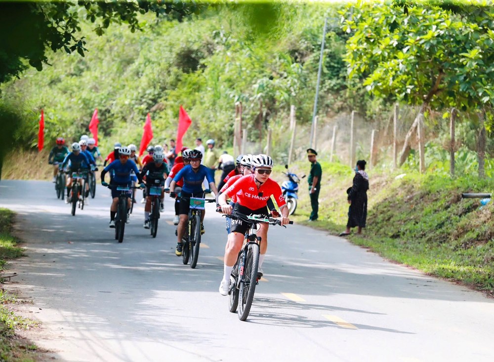 Gần 200 VĐV tham gia Giải đua xe đạp ‘Chinh phục Bản Lầu - Bản hùng ca biên cương’ - ảnh 3