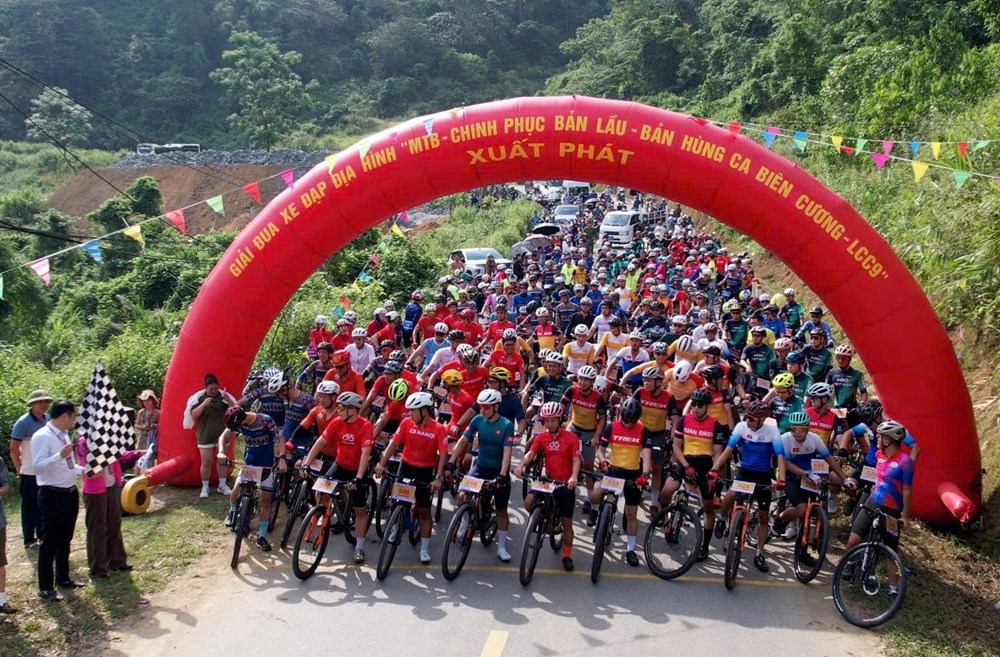 Gần 200 VĐV tham gia Giải đua xe đạp ‘Chinh phục Bản Lầu - Bản hùng ca biên cương’ - ảnh 1