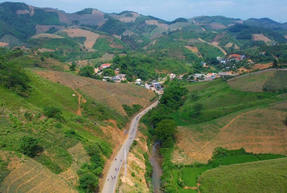 Gần 200 VĐV tham gia Giải đua xe đạp ‘Chinh phục Bản Lầu - Bản hùng ca biên cương’ - ảnh 2