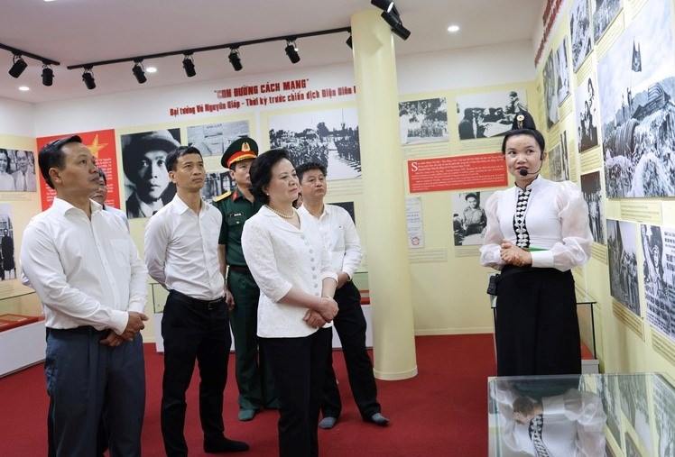 Phó Thủ tướng Phạm Thị Thanh Trà dâng hương tưởng niệm Đại tướng Võ Nguyên Giáp - ảnh 3