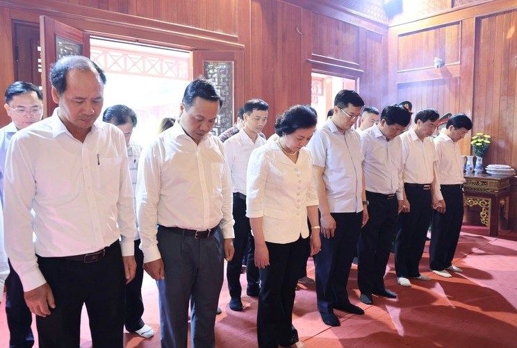 Phó Thủ tướng Phạm Thị Thanh Trà dâng hương tưởng niệm Đại tướng Võ Nguyên Giáp - ảnh 2