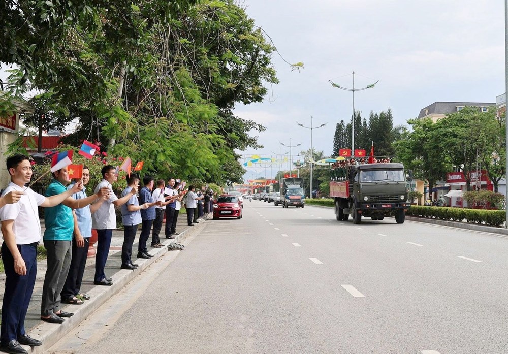 Điện Biên: Đón 9 hài cốt liệt sĩ quân tình nguyện Việt Nam hy sinh tại Lào về nước - ảnh 1