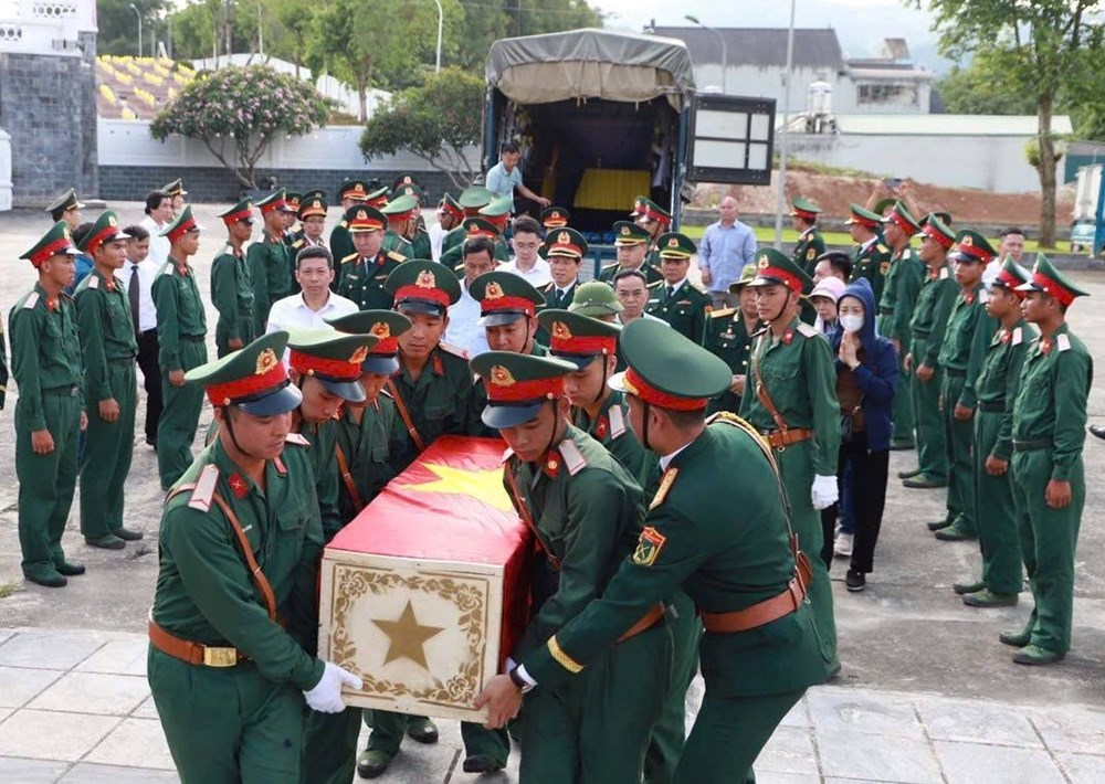 Điện Biên: Đón 9 hài cốt liệt sĩ quân tình nguyện Việt Nam hy sinh tại Lào về nước - ảnh 2