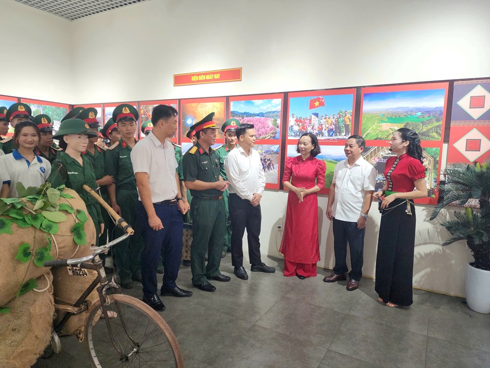 Khai mạc triển lãm ảnh “Từ căn cứ địa Việt Bắc đến Chiến dịch Điện Biên Phủ” - ảnh 2