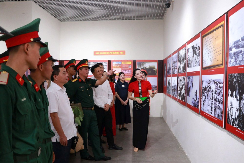 Khai mạc triển lãm ảnh “Từ căn cứ địa Việt Bắc đến Chiến dịch Điện Biên Phủ” - ảnh 4