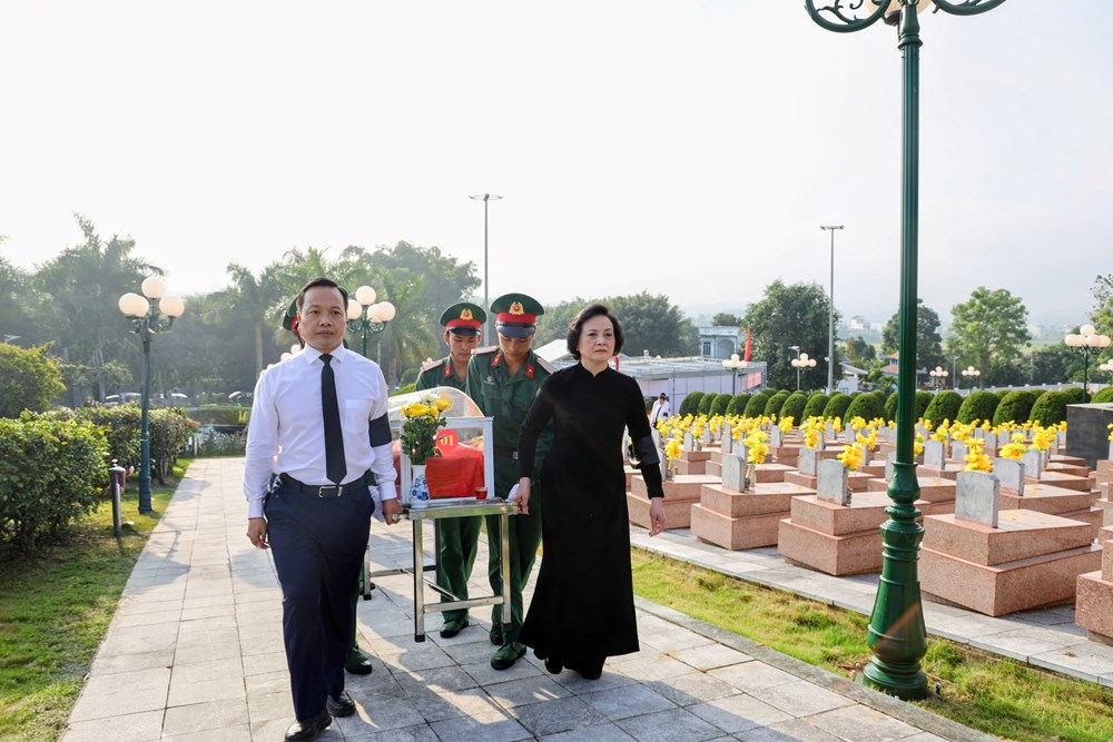 Phó Thủ tướng Phạm Thị Thanh Trà dự lễ truy điệu, an táng hài cốt 9 liệt sĩ tại Điện Biên - ảnh 2