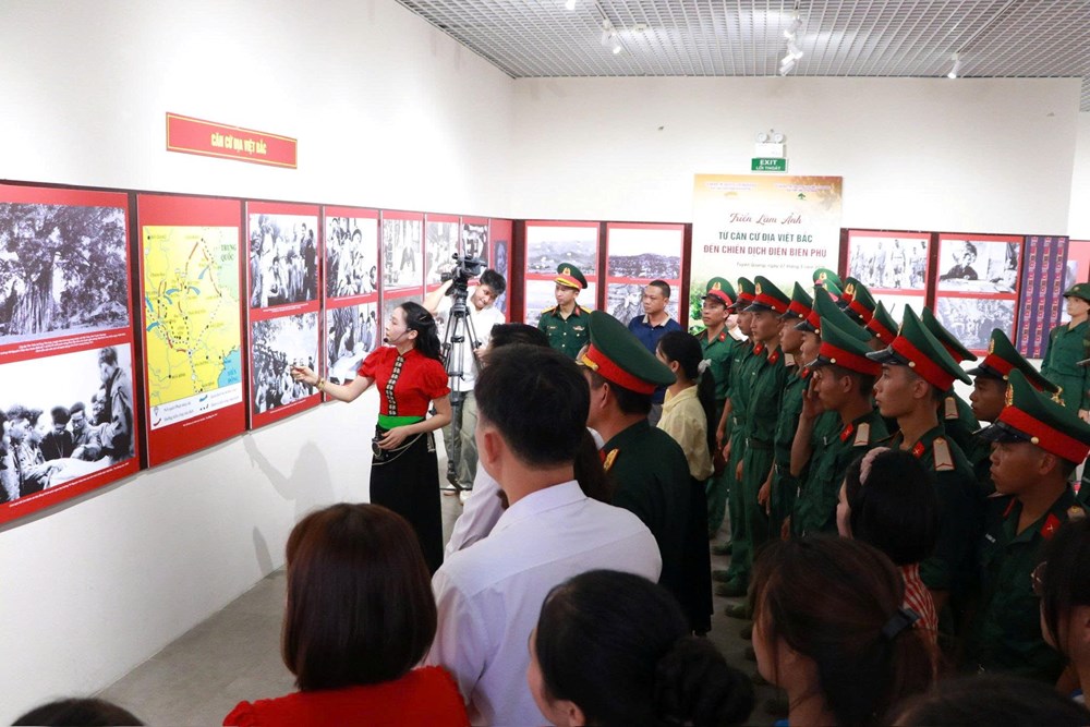 Khai mạc triển lãm ảnh “Từ căn cứ địa Việt Bắc đến Chiến dịch Điện Biên Phủ” - ảnh 3