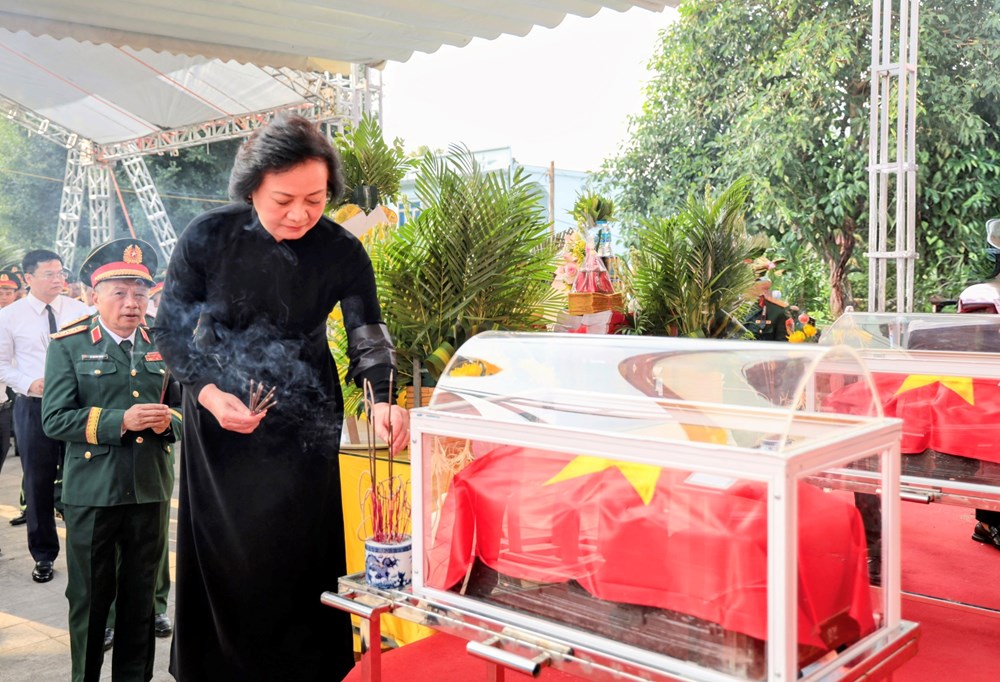 Phó Thủ tướng Phạm Thị Thanh Trà dự lễ truy điệu, an táng hài cốt 9 liệt sĩ tại Điện Biên - ảnh 4