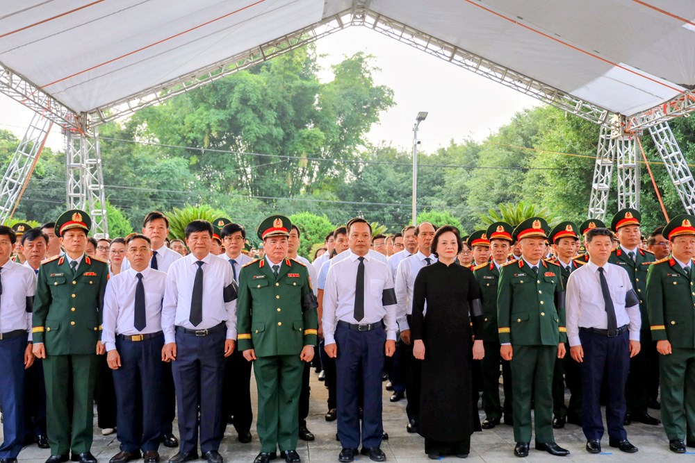 Phó Thủ tướng Phạm Thị Thanh Trà dự lễ truy điệu, an táng hài cốt 9 liệt sĩ tại Điện Biên - ảnh 3