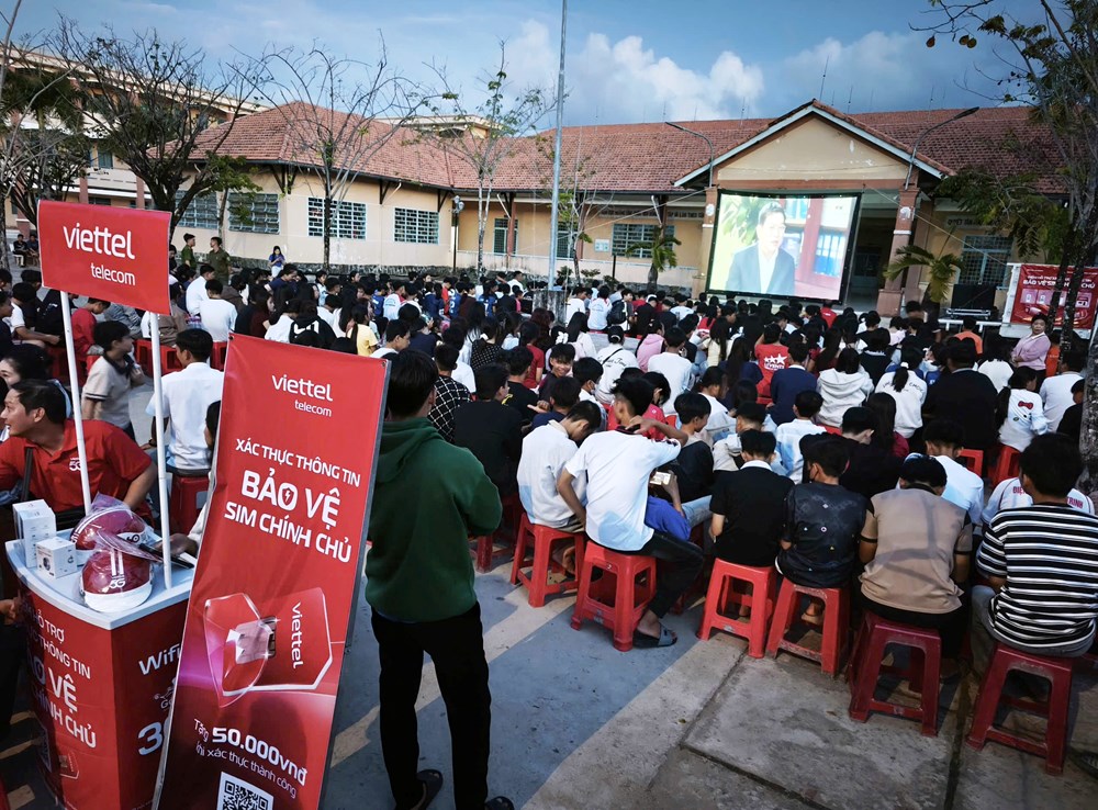Khán giả An Giang xúc động khi xem phim “Địa đạo - Mặt trời trong bóng tối” - ảnh 2