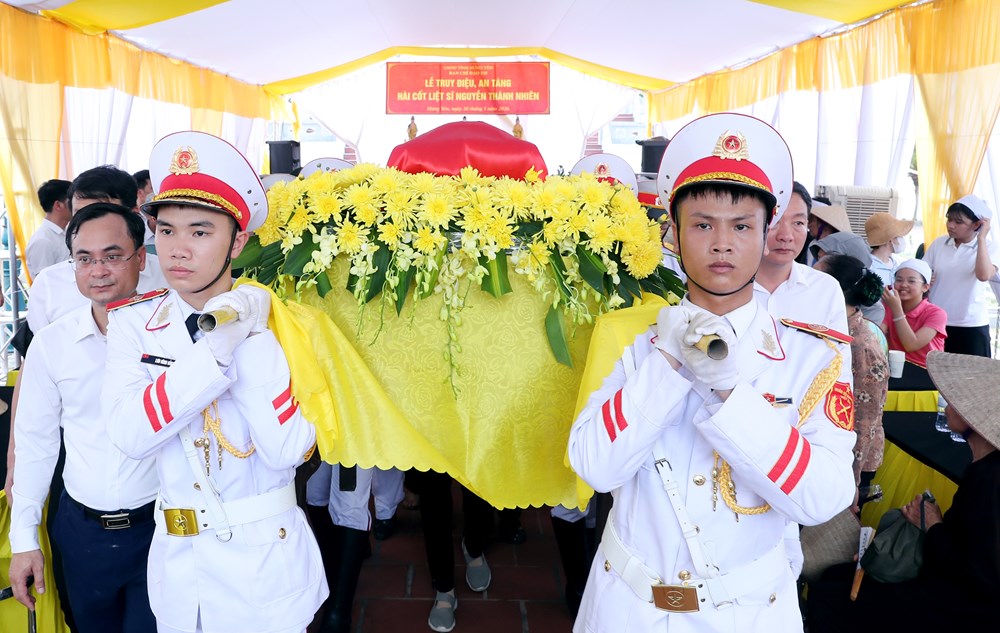 Trang trọng tổ chức Lễ truy điệu và an táng hài cốt liệt sĩ Nguyễn Thành Nhiên - ảnh 12