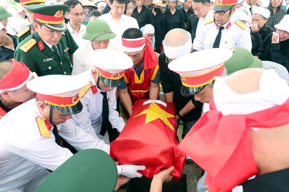 Trang trọng tổ chức Lễ truy điệu và an táng hài cốt liệt sĩ Nguyễn Thành Nhiên - ảnh 13