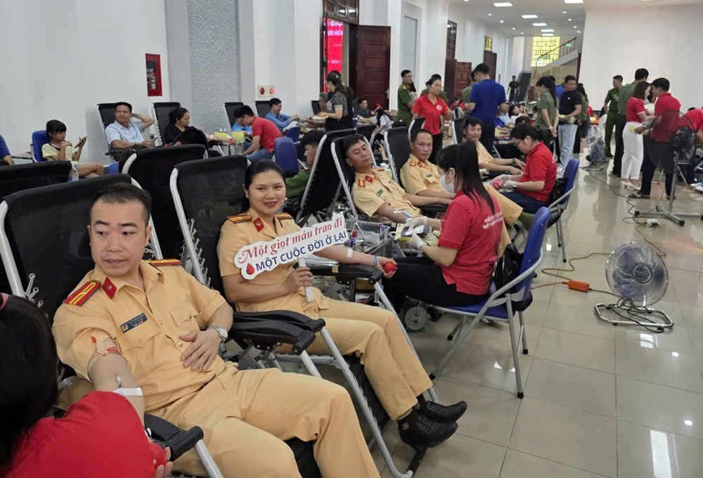 Lai Châu tôn vinh người hiến máu tiêu biểu và khởi động “Hành trình Đỏ” 2026 - ảnh 3