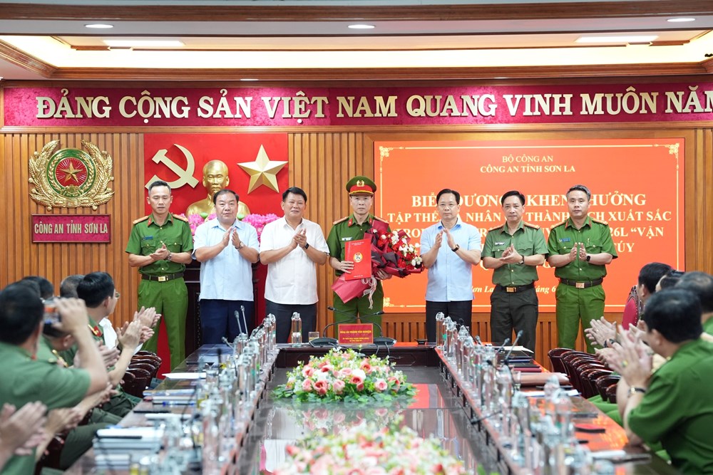 Khen thưởng lực lượng phá thành công chuyên án lớn về ma túy - ảnh 1