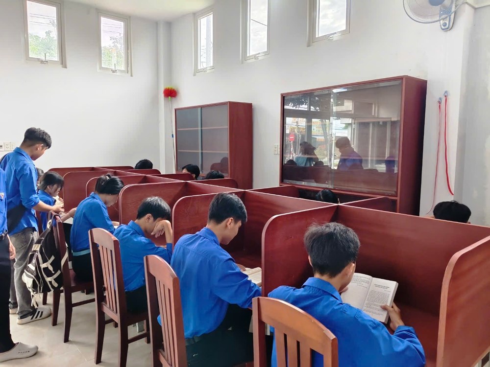 Thư viện xã An Minh thu hút đông đảo bạn đọc trong dịp hè - ảnh 2