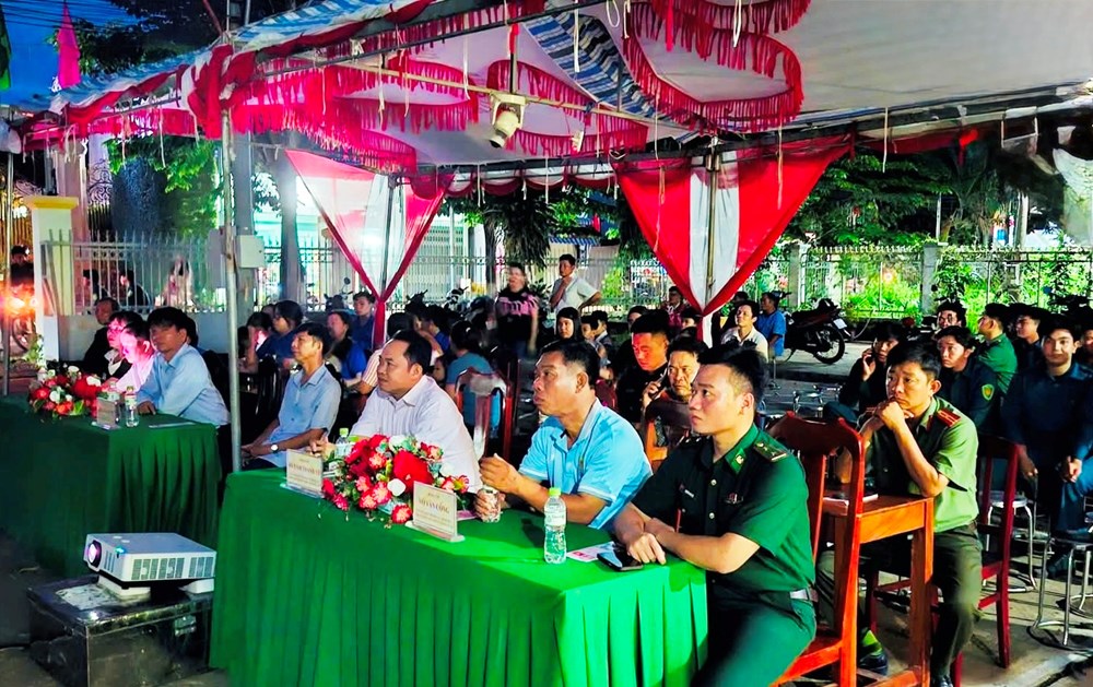 Khán giả xã biên giới Khánh Bình xúc động khi xem phim “Địa đạo - Mặt trời trong bóng tối” - ảnh 2