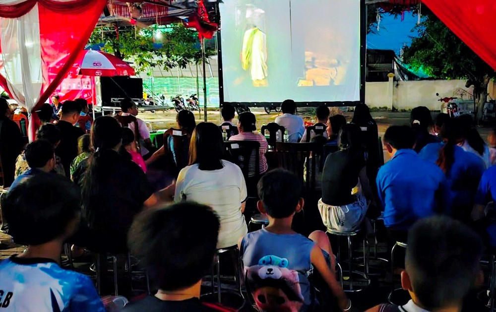 Khán giả xã biên giới Khánh Bình xúc động khi xem phim “Địa đạo - Mặt trời trong bóng tối” - ảnh 1