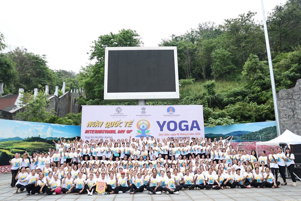 Gần 500 người đồng diễn chào mừng Ngày Quốc tế Yoga tại Điện Biên - ảnh 1