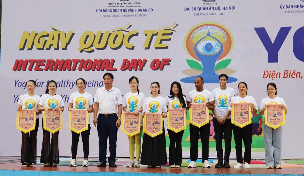 Gần 500 người đồng diễn chào mừng Ngày Quốc tế Yoga tại Điện Biên - ảnh 3