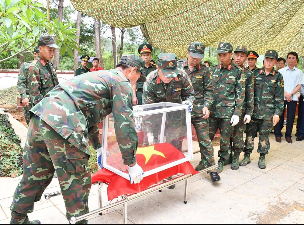 Lai Châu lấy mẫu, số hóa thông tin hài cốt liệt sĩ tại Nghĩa trang Liệt sĩ xã Than Uyên - ảnh 1