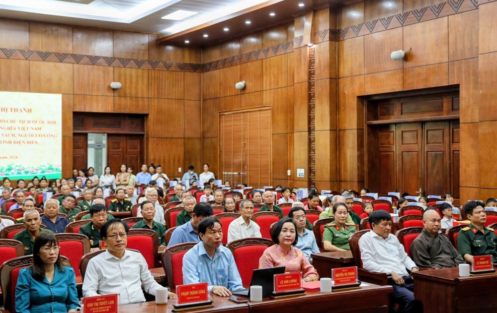 Phó Chủ tịch Quốc hội Nguyễn Thị Thanh trao quà cho gia đình chính sách và học sinh tại Điện Biên - ảnh 1