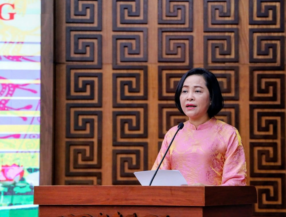 Phó Chủ tịch Quốc hội Nguyễn Thị Thanh trao quà cho gia đình chính sách và học sinh tại Điện Biên - ảnh 2