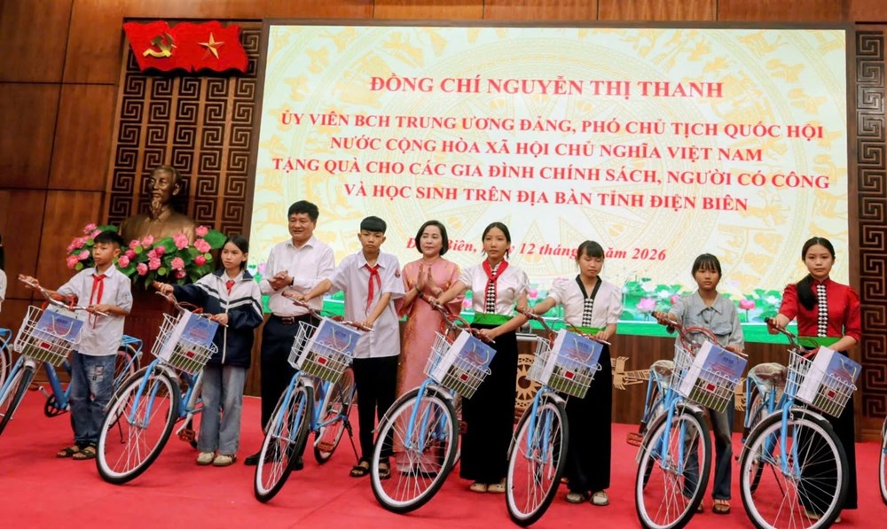Phó Chủ tịch Quốc hội Nguyễn Thị Thanh trao quà cho gia đình chính sách và học sinh tại Điện Biên - ảnh 4